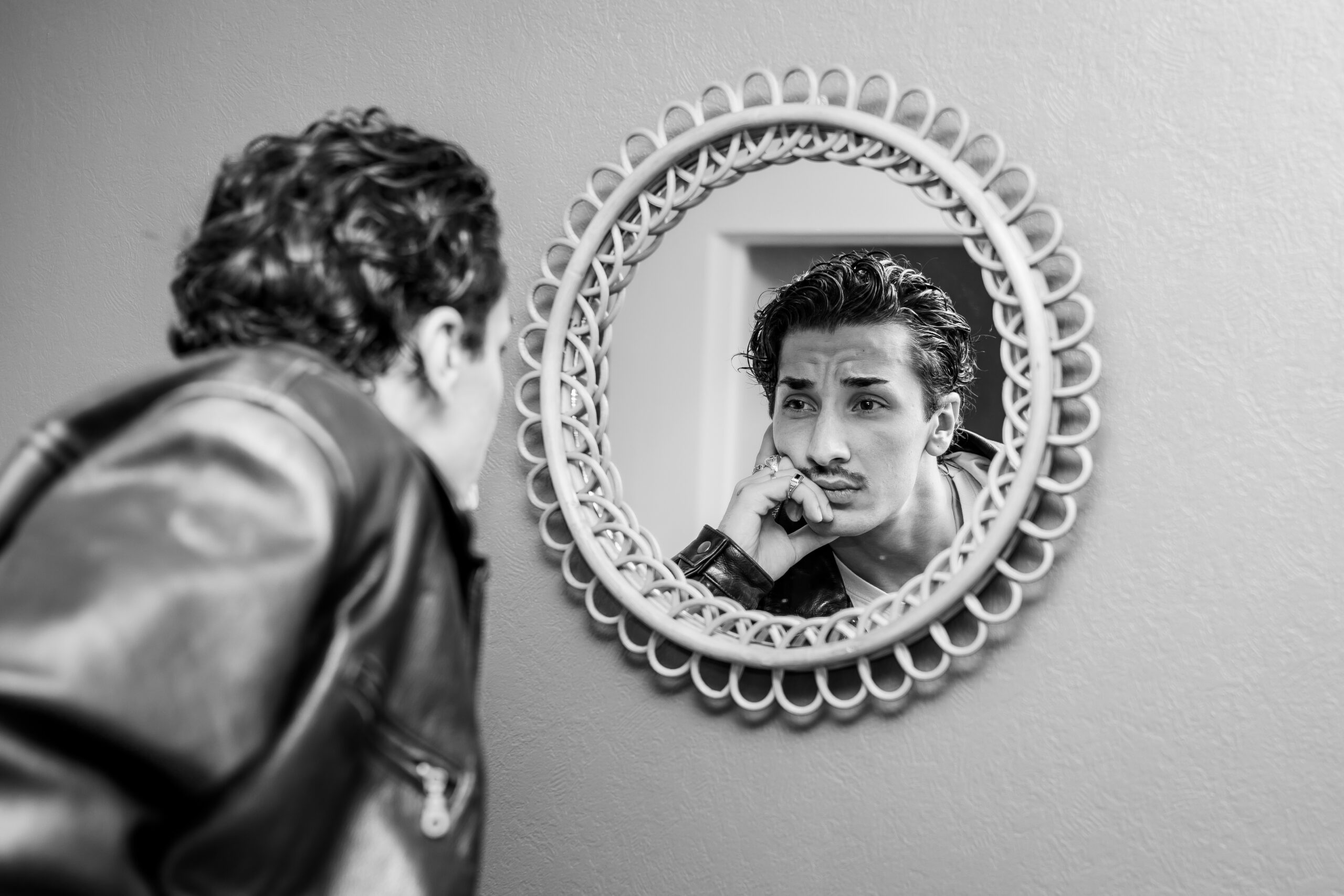 Portrait noir et blanc de Théo devant un miroir vintage