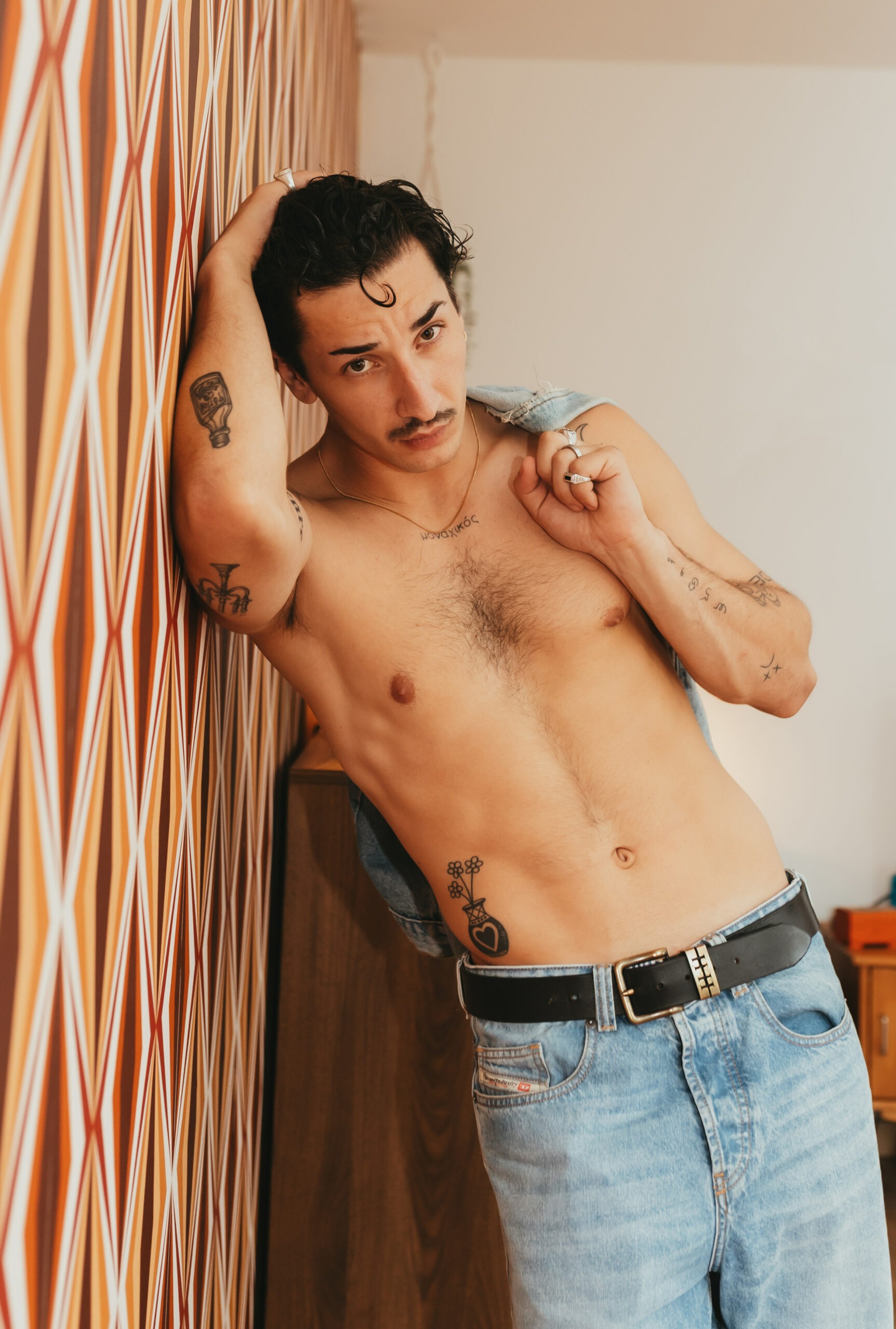 Théo en veste en jean dans un appartement au style rétro