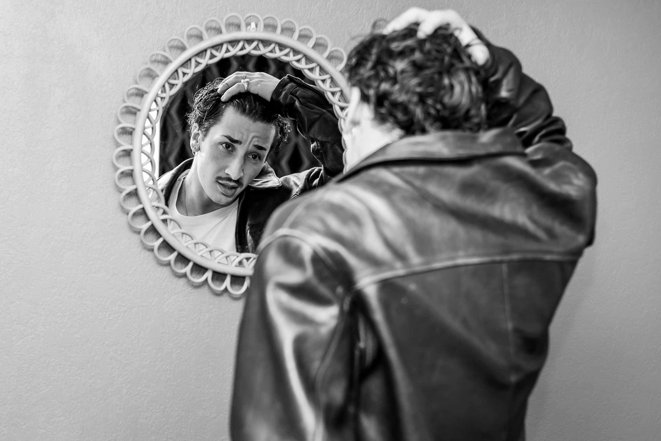 Reflet de Théo dans un miroir en rotin, portrait noir et blanc