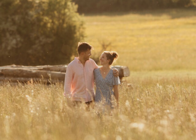 Couple enlacé en pleine campagne alsacienne pendant une séance photo