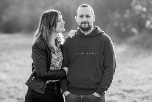 Portrait complice en noir et blanc d'un couple lors d'une séance photo en Alsace