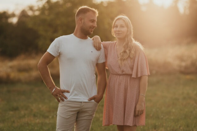 Couple souriant, complicité et lumière chaude de fin de journée en Alsace