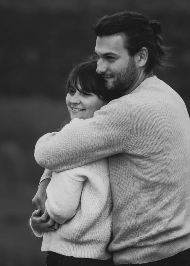 Étreinte tendre en noir et blanc entre deux amoureux en Alsace