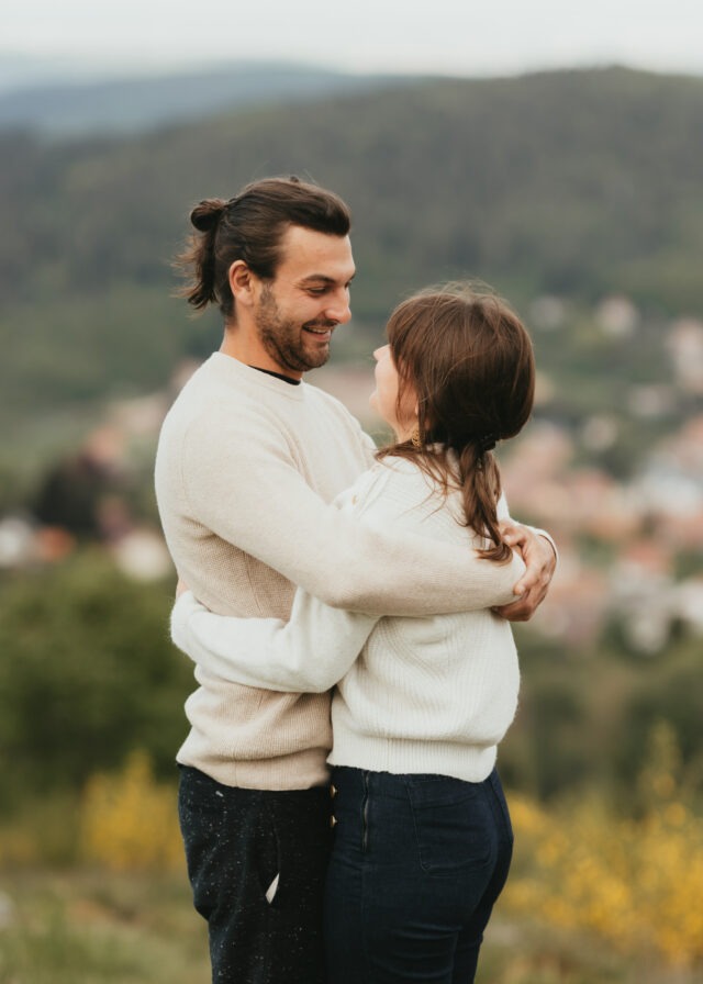 Couple front contre front avec vue sur la campagne alsacienne en arrière-plan