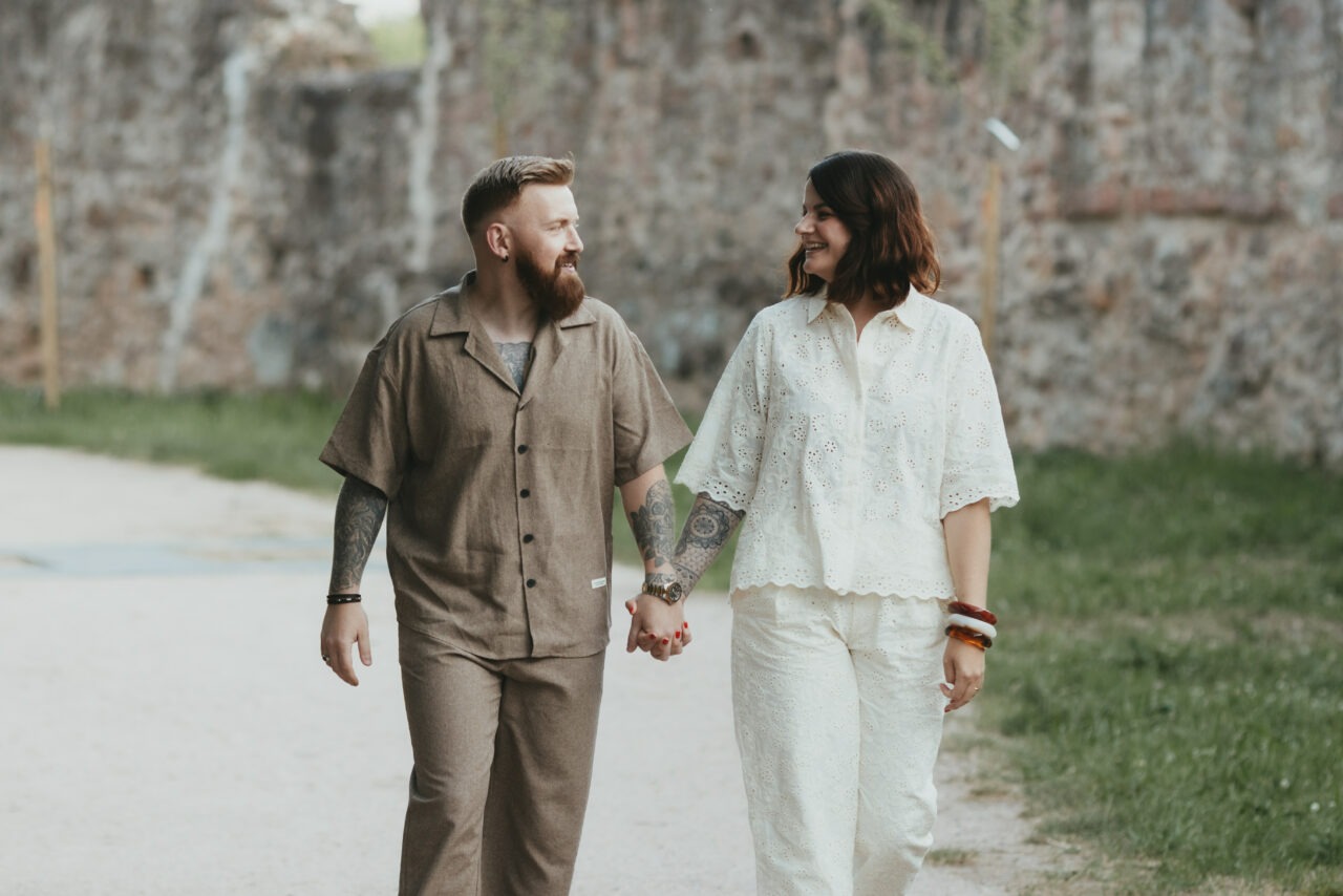 Couple souriant, se tenant la main, lors d'une séance photo de couple en Alsace