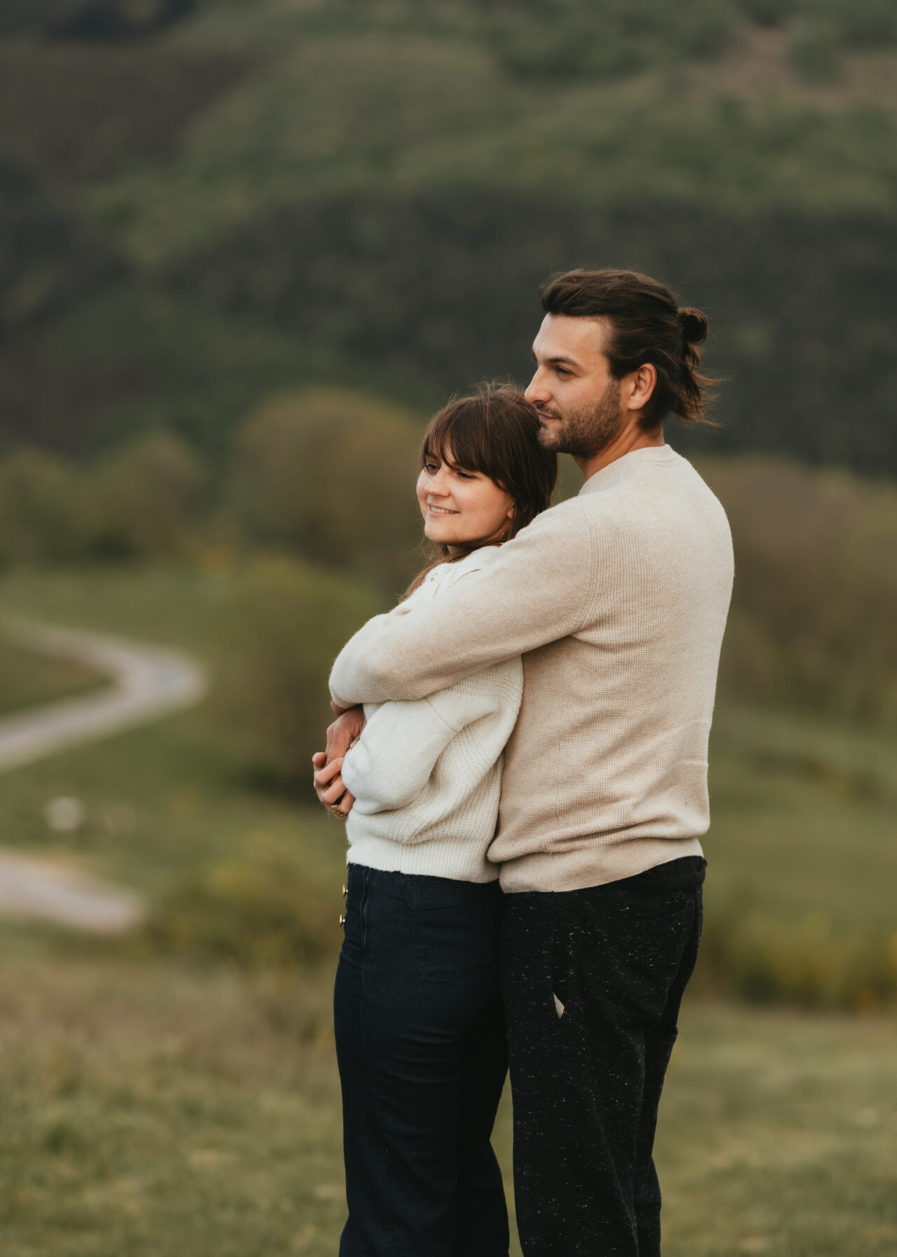 Couple enlacé sur une colline alsacienne, lumière douce de fin de journée