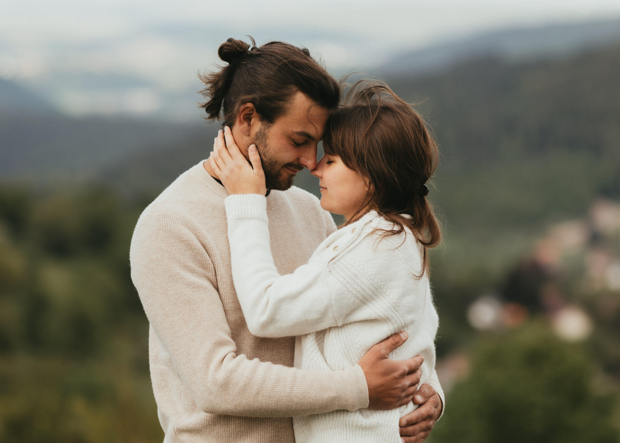 Séance photo de couple en Alsace : la lumière du soir, la complicité, et rien d&rsquo;autre