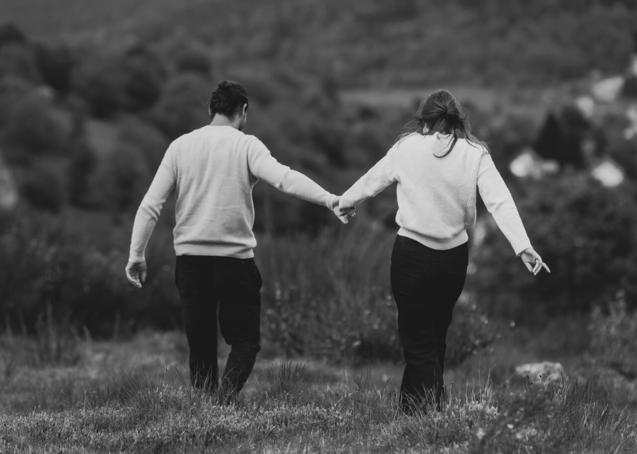 Couple marchant en noir et blanc, photo dynamique et spontanée lors d'une séance en Alsace