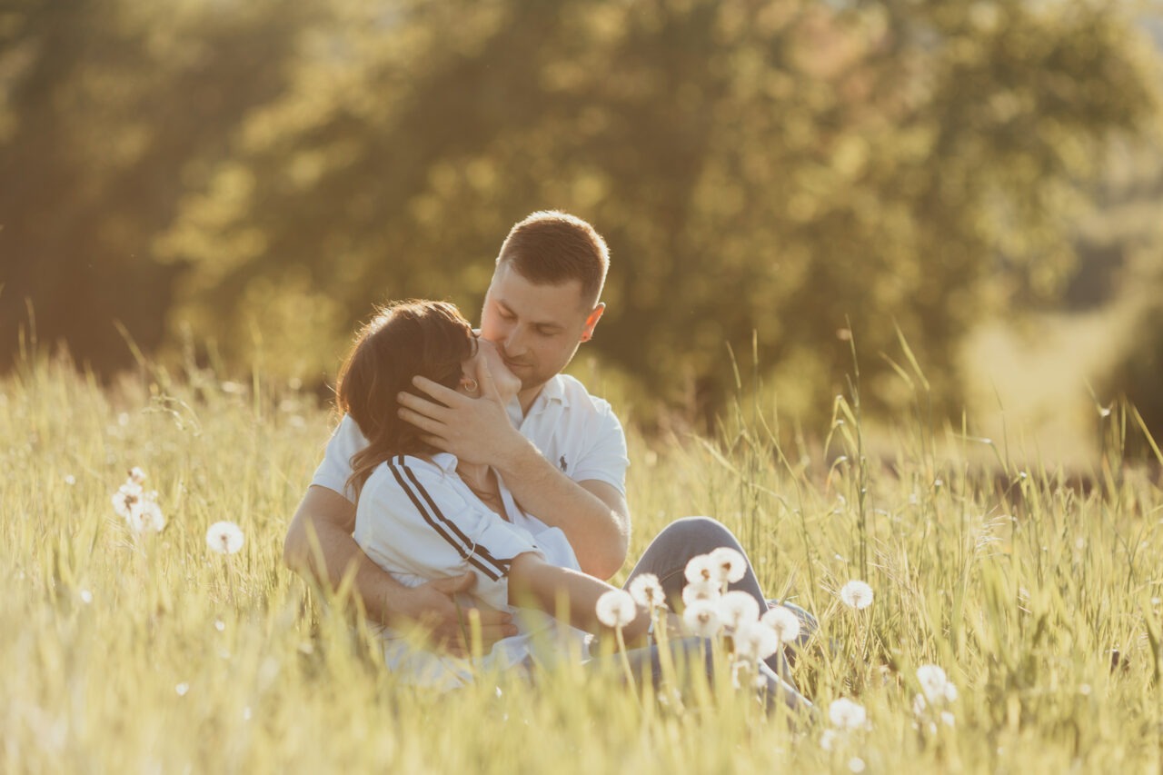 Couple enlacé en fin de journée, moment de tendresse pendant une séance photo en Alsace